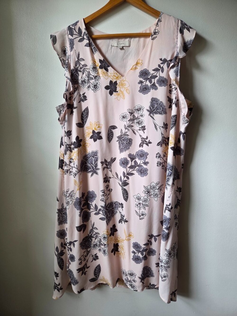 EUC LIKE NEW LOFT FLORAL V NECK FLUTTER SLEEVES SHORT DRESS SIZE XL